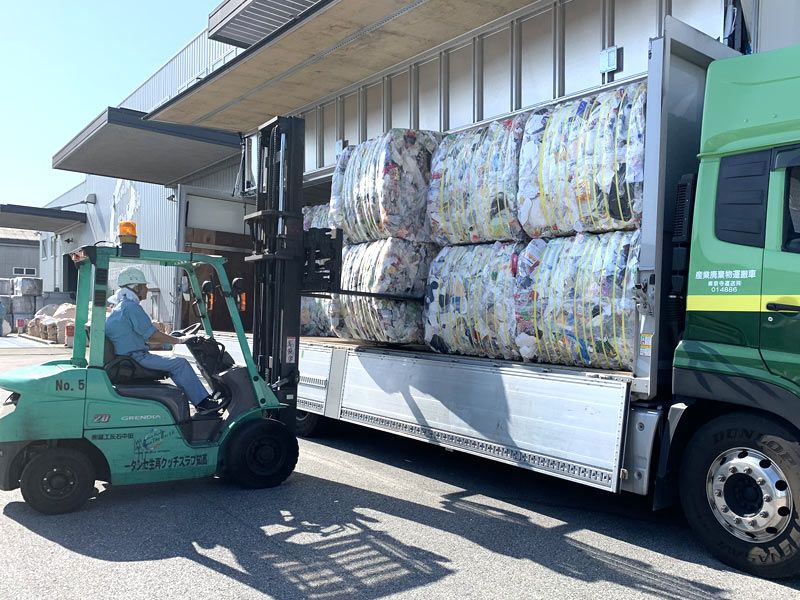 高知プラスチック再生センターへ運搬